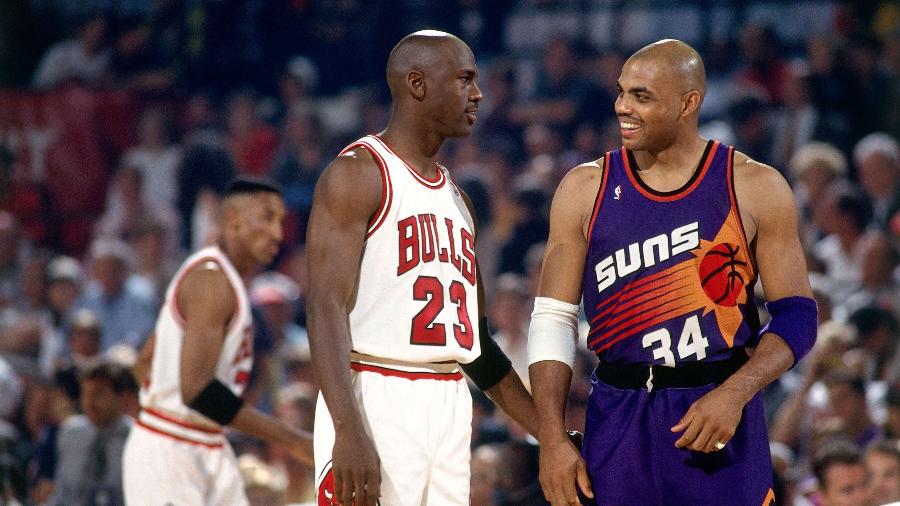Michael Jordan (Chicago Bulls) e Charles Barkley (Phoenix Suns) em duelo na NBA nos anos 90 - Andrew D. Bernstein/NBAE via Getty Images