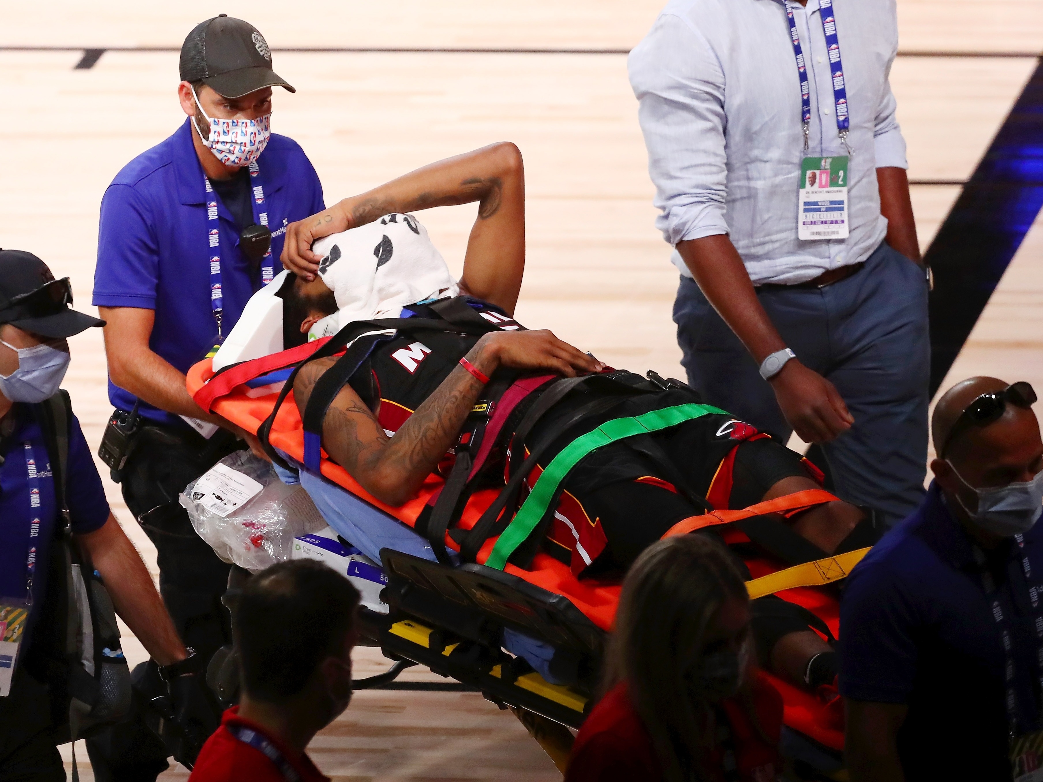 Jogador da NBA joga basquete na periferia de Diadema