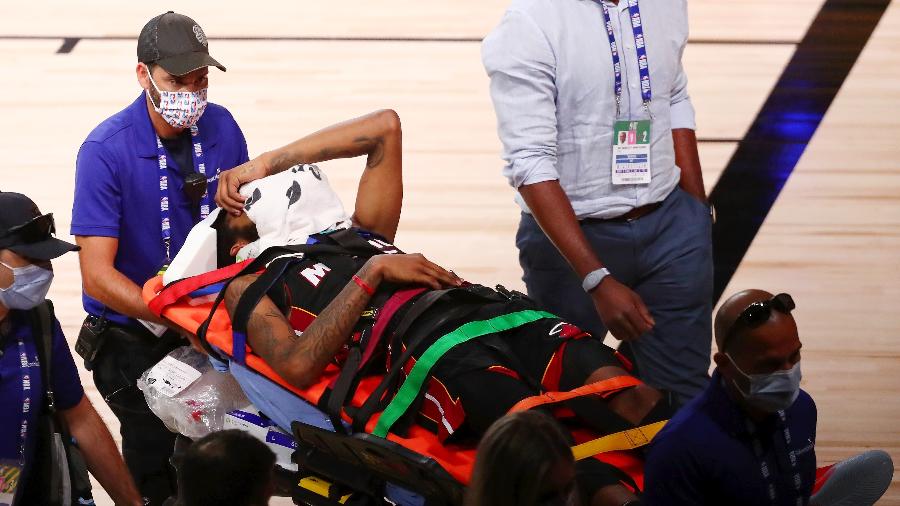 14.08.2020 - Derrick Jones Jr., do Miami Heat, sai de maca após colidir com Goga Bitadze, do Indiana Pacers, em jogo da NBA - Kim Klement / Getty Imaves via AFP