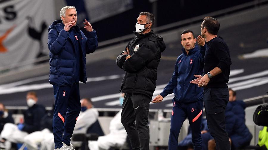 José Mourinho, técnico do Tottenham, discute com Frank Lampard, técnico do Chelsea - Neil Hall/PA Images via Getty Images