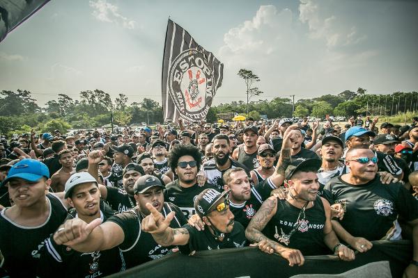 Aglomeração de torcida não deve gerar punição a clubes, dizem especialistas