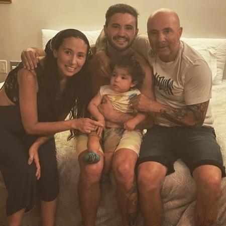 Sampaoli leva uma vida pacata em Belo Horizonte e curte ficar em casa com a esposa e o pequenino León - Acervo pessoal