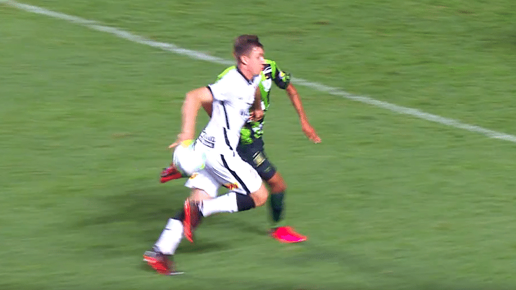Bola toca a mão direita de Lucas Piton, do Corinthians, durante partida contra o América-MG na Copa do Brasil 2020