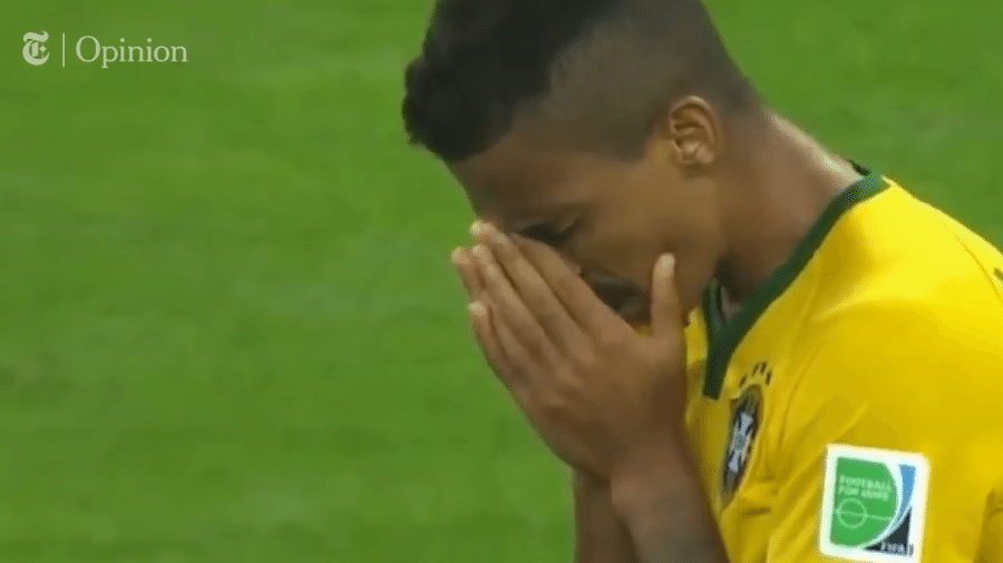 Luiz Gustavo lamenta durante derrota por 7 a 1 do Brasil em vídeo do The New York Times - Reprodução