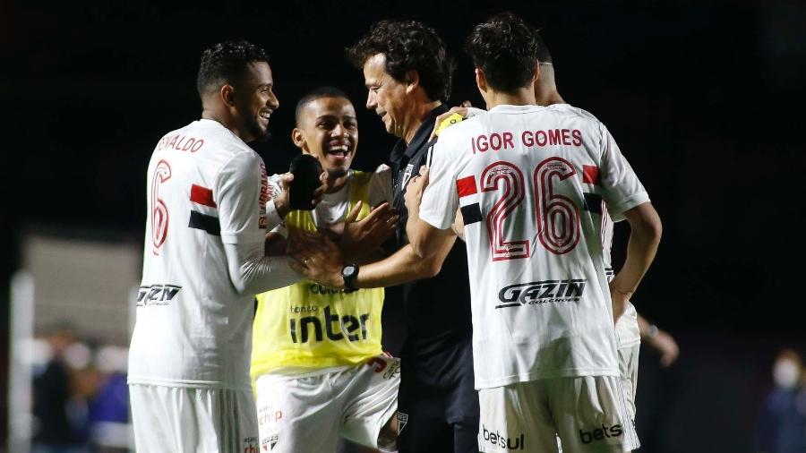 Fernando Diniz é festejado pelos jogadores do São Paulo após vitória sobre o Flamengo - Miguel Schincariol/São Paulo FC