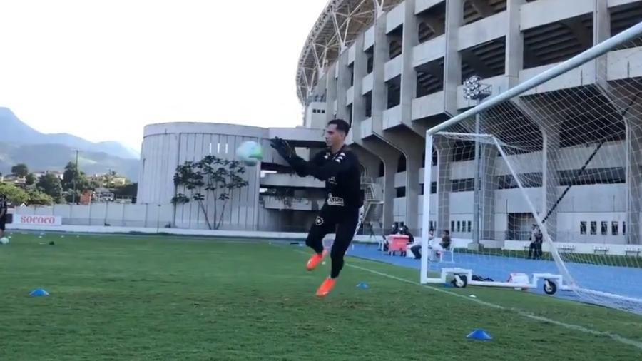 Em fase de transição, Gatito, goleiro do Botafogo, treina com bola - Reprodução Twitter Botafogo