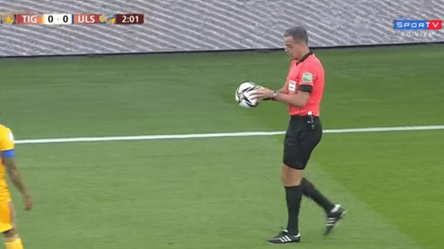 Árbitro checa a bola do jogo entre Tigres e Ulsan após reclamações dos jogadores - Reproução/Sportv