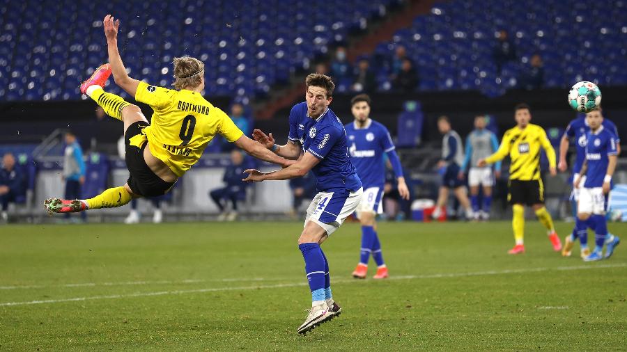 Erling Haaland faz golaço de voleio no clássico entre Borussia Dortmund e Schalke 04 - Lars Baron/Getty Images