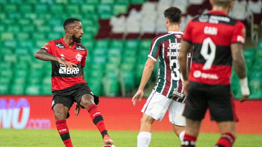 Gerson conduz a bola na primeira final do Carioca 2021, entre Flamengo e Fluminense - Alexandre Vidal / Flamengo