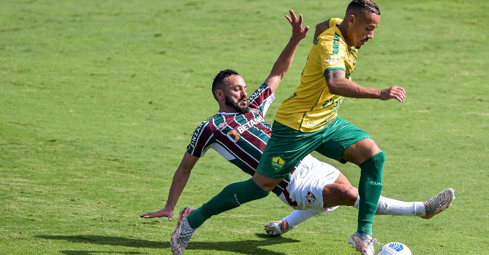Rafael Papagaio passa pela marcação de Yago Felipe, durante a partida entre Fluminense e Cuiabá