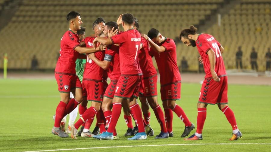 Jogadores do Afeganistão se abraçam durante jogo das eliminatórias da Copa-22 - Divulgação