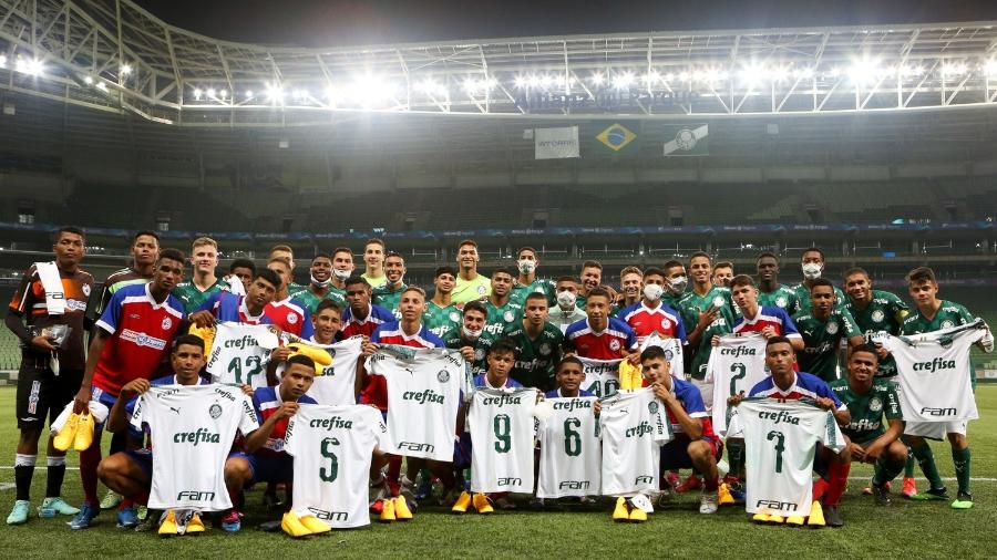 Jogadores da Desportiva Paraense com o material doado pelo Palmeiras - Fabio Menotti