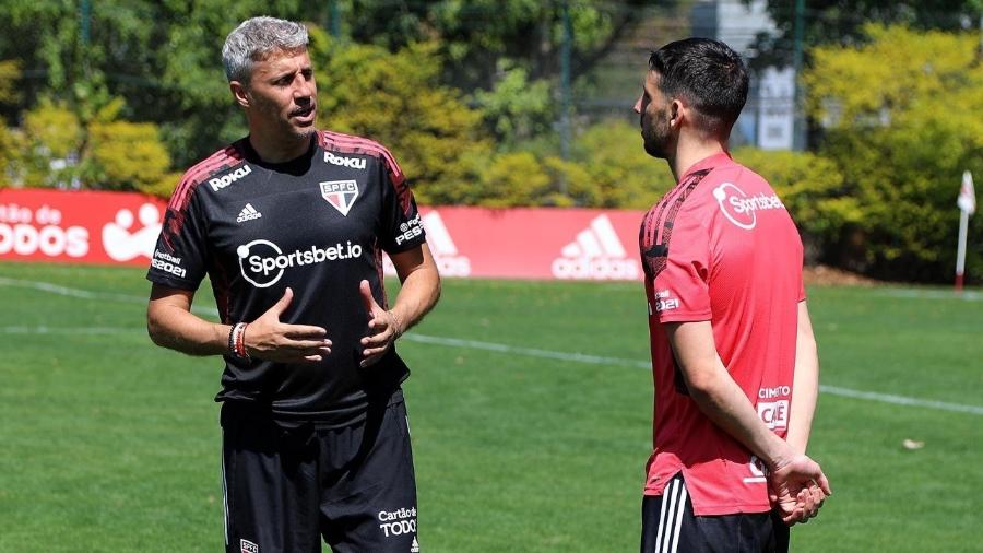 Calleri conversa com Hernán Crespo durante treino do São Paulo, no CT da Barra Funda - Rubens Chiri/São Paulo FC