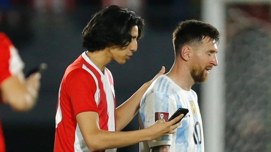 Torcedor paraguaio invadiu o campo e conseguiu uma selfie com Lionel Messi - Cesar Olmedo/Reuters