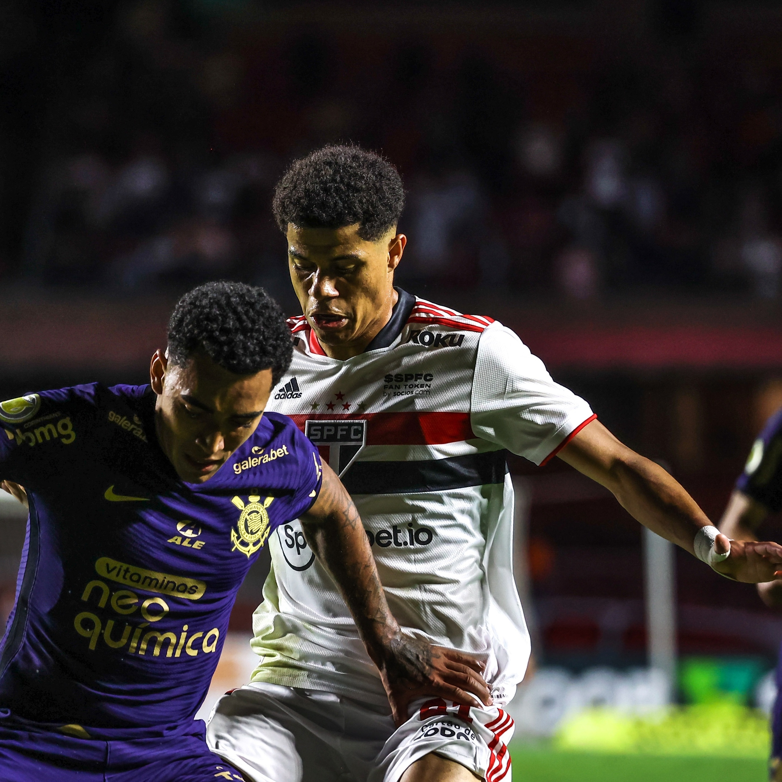 Corinthians e Santos empatam em clássico polêmico e seguem