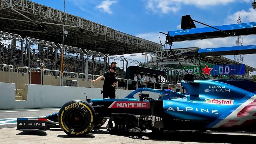 Fernando Alonso deixa os boxes da Alpine no treino livre deste sábado em Interlagos   - Alpine