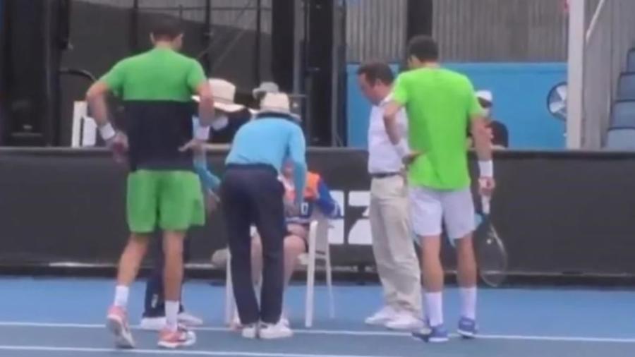 Os tenistas Federico Delbonis e Pedro Martínez socorreram a garota que passou mal - Reprodução