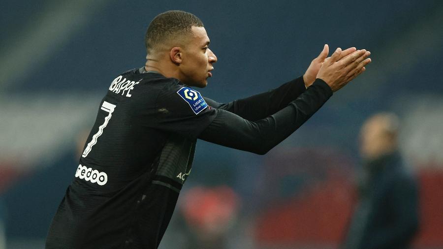 Mbappé comemora gol marcado na vitória do Paris Saint-Germain sobre o Brest, pelo Campeonato Francês - Benoit Tessier/Reuters
