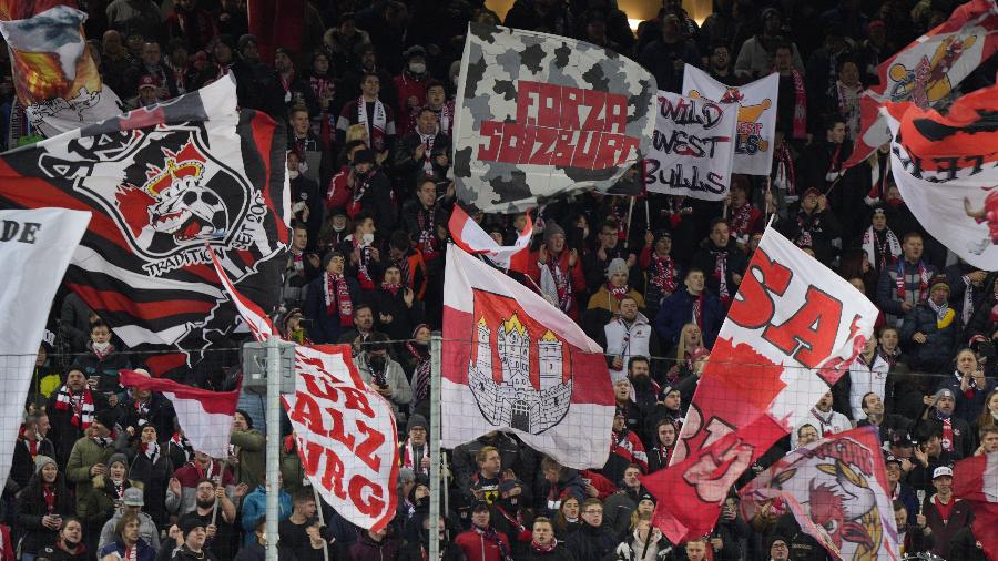 Torcida do RB Salzburg em jogo contra o Bayern pela Liga dos Campeões - Guenther Iby/SEPA.Media /Getty Images