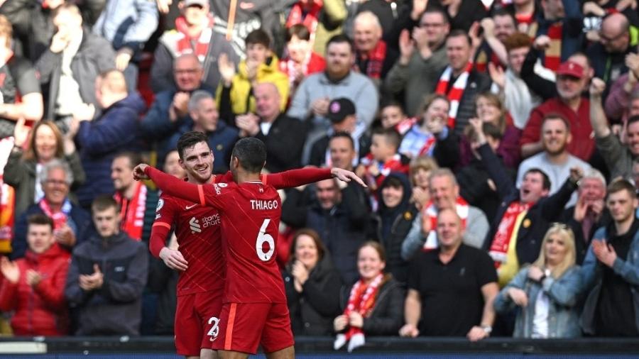 Robertson e Thiago celebram gol do Liverpool diante do Everton - Paul Ellis/AFP