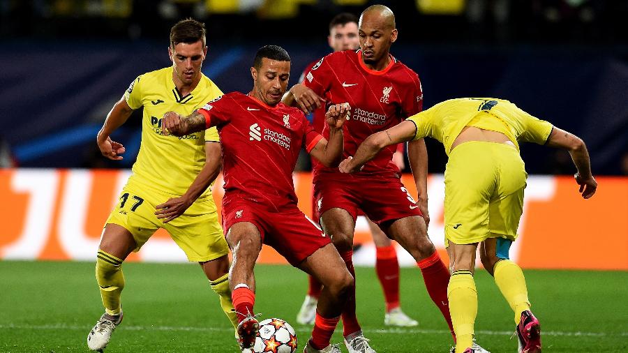 Thiago Alcântara tenta jogar em meio à marcação durante Villarreal x Liverpool na Liga dos Campeões - Andrew Powell/Liverpool FC