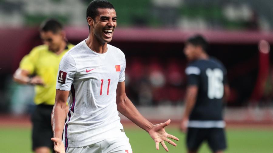 O atacante Alan comemora gol pela seleção chinesa durante as Eliminatórias para a Copa de 2022, em partida contra Guam - VCG/VCG via Getty Images