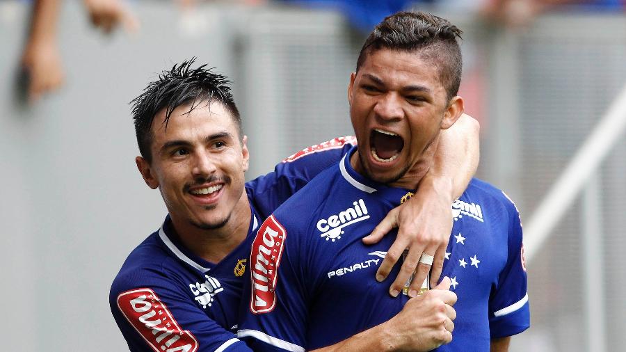 Willian abraça Judivan em Cruzeiro x Shakhtar, jogo disputado em janeiro de 2015, no Mané Garrincha - Adalberto Marques/AGIF
