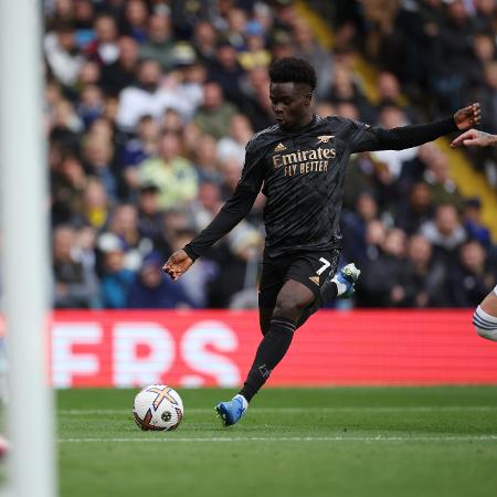 Bukayo Saka finaliza para marcar o primeiro gol do Arsenal sobre o Leeds United na Premier League - Reprodução/Twitter/Arsenal