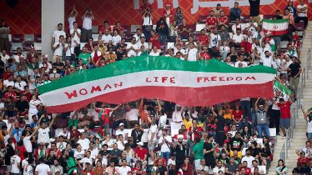 Copa 2022: Inglaterra goleia Irã em jogo com protestos - 21/11/2022 -  Esporte - Folha