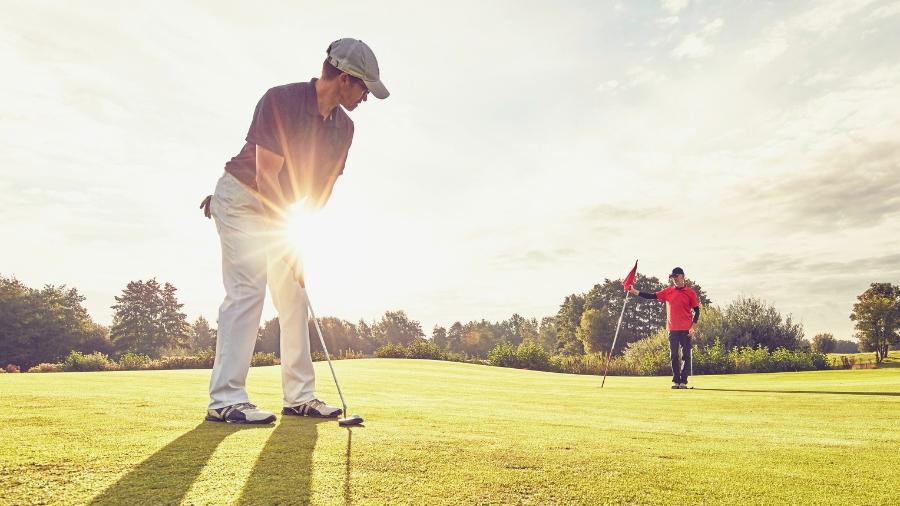 O adolescente se abaixou para pegar a bola de golfe e então percebeu que havia algo errado - Getty Images