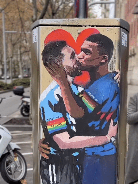Messi e Mbappé se beijam em imagem no centro de Barcelona - TV Boy/Reprodução