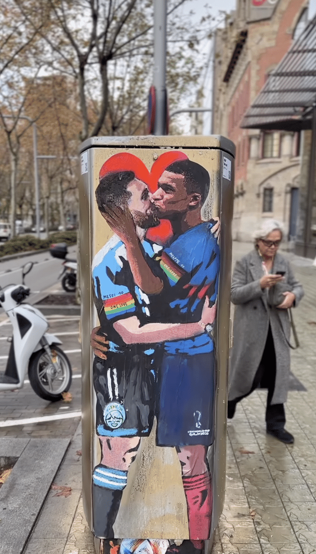 Messi e Mbappé se beijam em imagem no centro de Barcelona