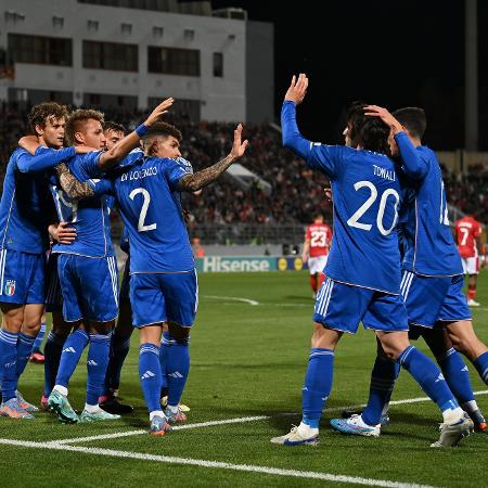 Jogadores da Itália comemoram segundo gol da equipe na partida contra Malta