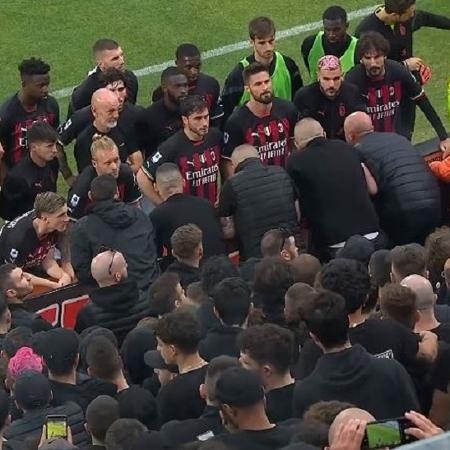 Torcida do Milan conversa com jogadores e membros da comissão técnica após derrota para o Spezia - Reprodução