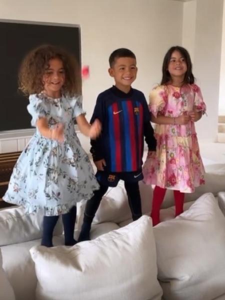 Mateo, filho de Cristiano Ronaldo, apareceu vestido com o uniforme do Barcelona - Reprodução