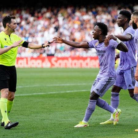 Vinícius Jr. reclama com o árbitro Ricardo de Burgos Bengoetxea durante Valencia x Real Madrid. - NurPhoto/NurPhoto via Getty Images