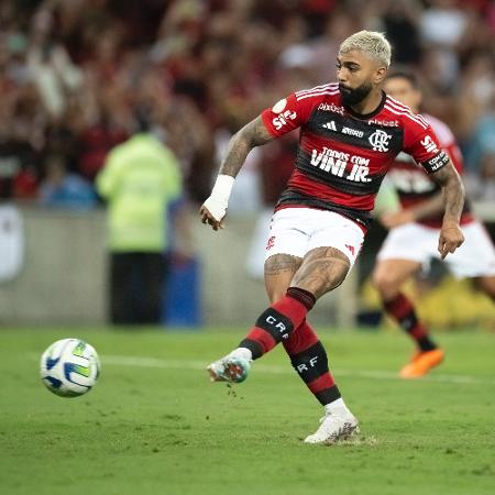 Gabigol, do Flamengo, batendo pênalti em jogo contra o Cruzeiro, pelo Brasileirão - Jorge Rodrigues/Agência Estado