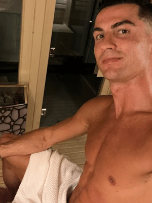 Cristiano Ronaldo posa de cueca e revela o que faria se fosse