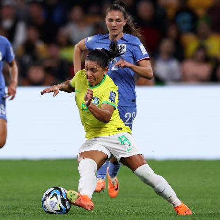 Debinha, da seleção brasileira, em jogo contra a França pela Copa do Mundo feminina