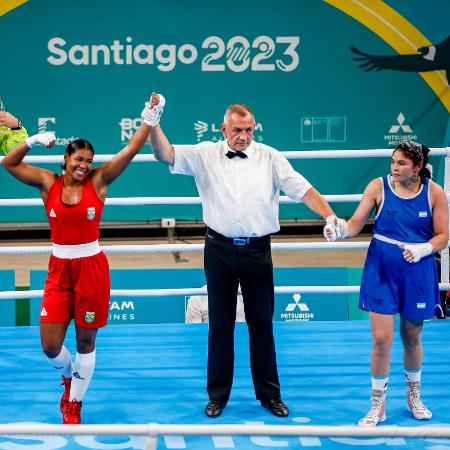 Viviane Pereira comemora vitória no boxe no Pan 2023