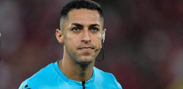 Quem é o árbitro de 36 anos de Flamengo x Palmeiras elogiado por Abel