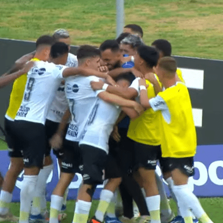 Jogadores do Corinthians comemoram gol de Pedrinho contra o Guarani, pela Copinha