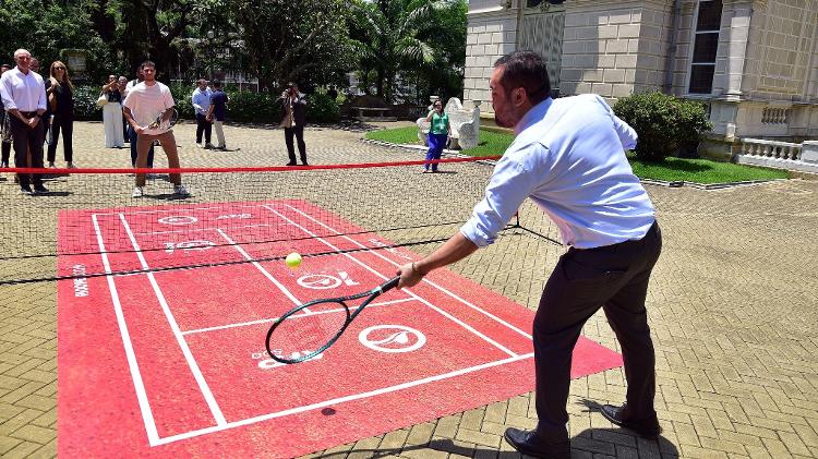 Governador Cláudio Castro (de costas) bate-bola com o tenista espanhol Carlos Alcaraz