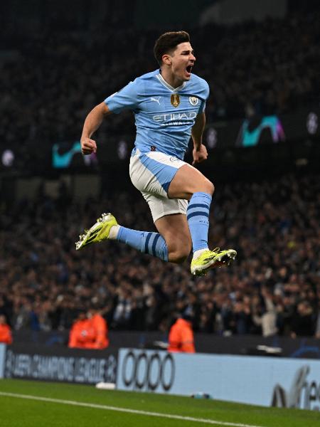 Julián Álvarez comemora gol do Manchester City diante do Copenhagen