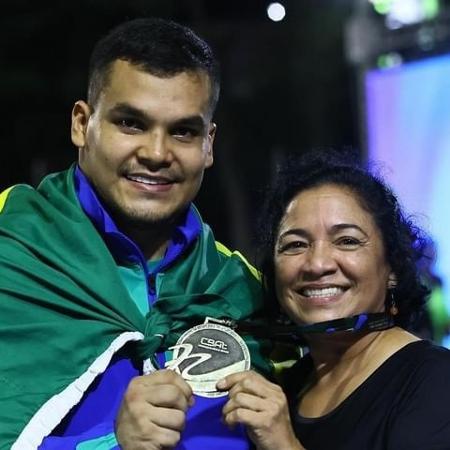 Pedro Nunes e a técnica Margareth Bahia ao vencer o Ibero-Americano de Atletismo