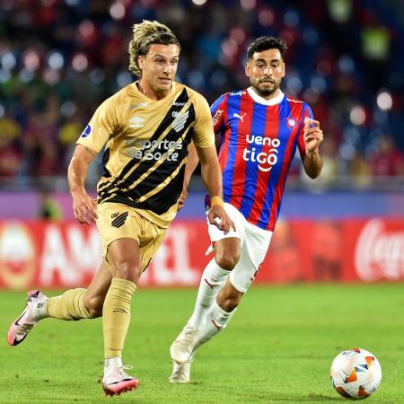 Agustín Canobbio em ação pelo Athletico contra o Cerro Porteño na Sul-Americana