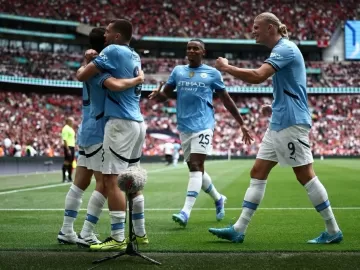 Ederson brilha nos pênaltis, e City é campeão da Supercopa sobre United