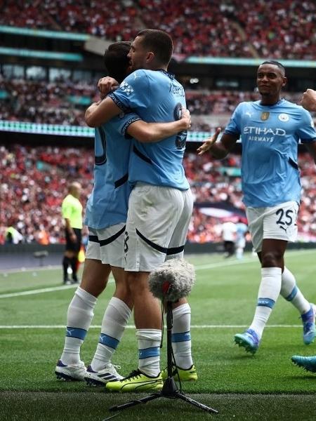 Manchester City celebra no clássico contra o Manchester United