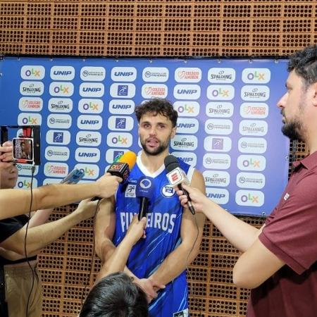 Raulzinho durante entrevista coletiva em apresentação no Pinheiros