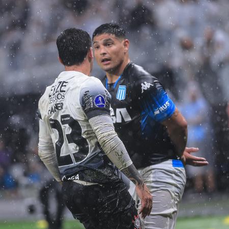 Fagner se desentende com Salas durante jogo entre Corinthians e Racing pela Sul-Americana